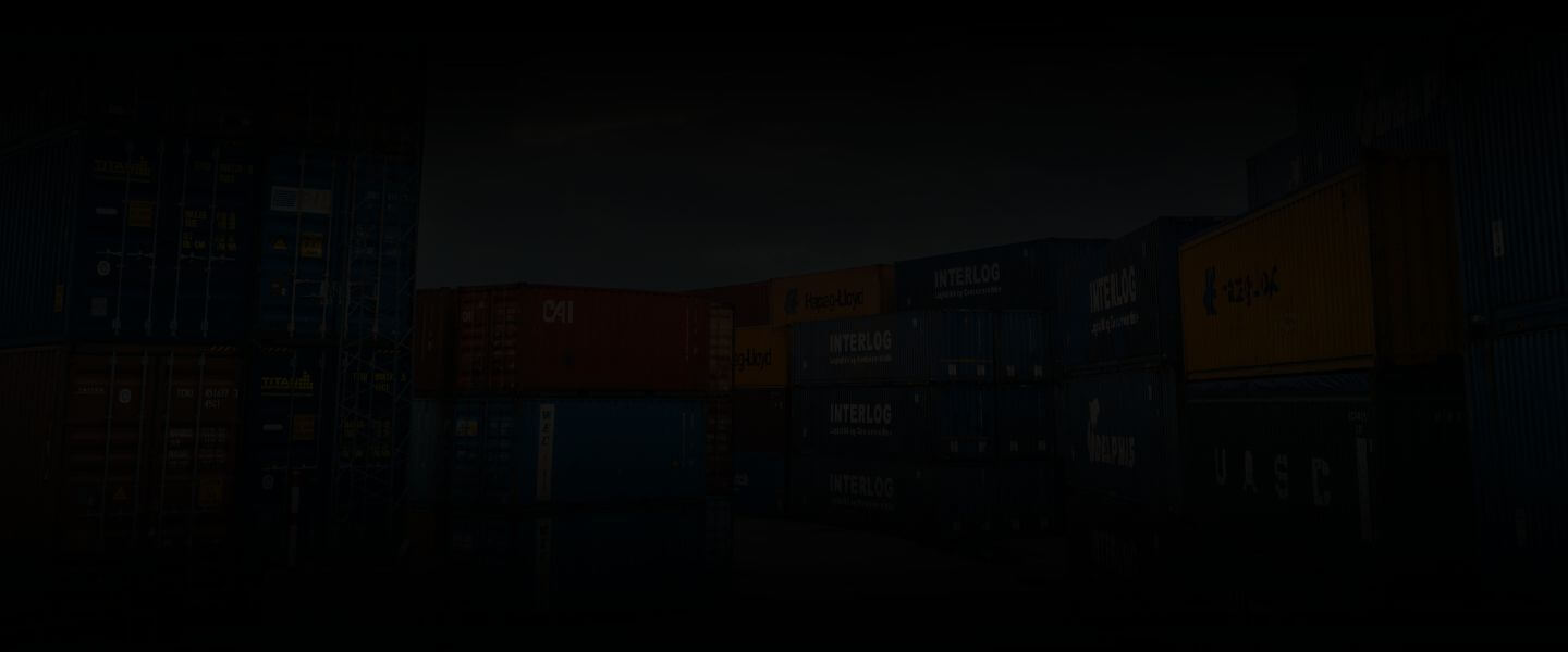 Контейнери на фоні